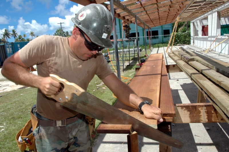 ebeniste-EZE-min_worker_construction_building_carpenter_male_job_build_helmet-893290